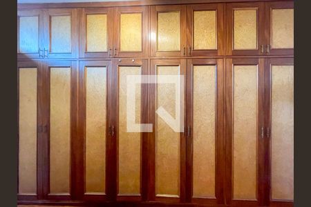 Casa à venda com 372m², 4 quartos e 6 vagasCloset da suíte