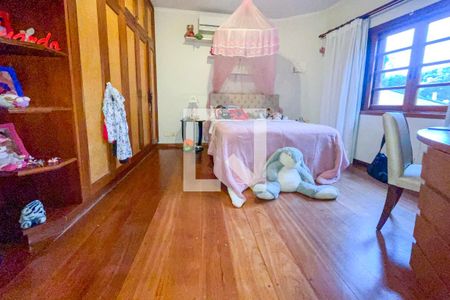 Casa à venda com 372m², 4 quartos e 6 vagasSuíte 2