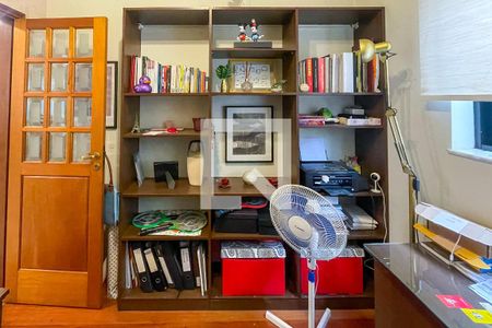 Casa à venda com 372m², 4 quartos e 6 vagasEscritório