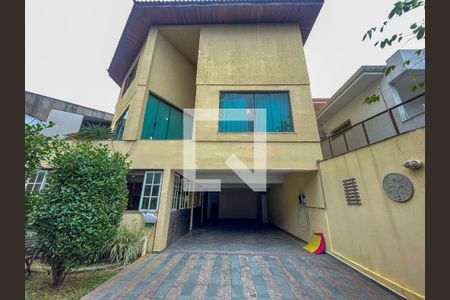 Casa à venda com 372m², 4 quartos e 6 vagasFachada