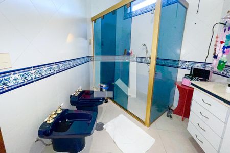 Casa à venda com 372m², 4 quartos e 6 vagasBanheiro da Suíte 2