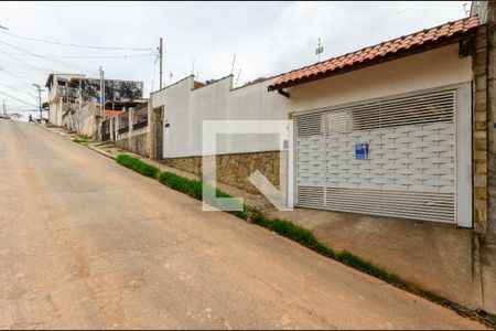 Casa à venda com 300m², 3 quartos e 3 vagas Casa à venda com 300m², 3 quartos e 3 vagasFachada