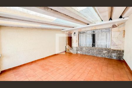 Casa à venda com 175m², 3 quartos e 2 vagasGaragem - Quintal