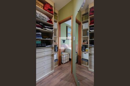 Casa à venda com 262m², 3 quartos e 4 vagas Casa à venda com 262m², 3 quartos e 4 vagasCloset da Suíte