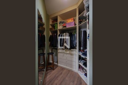 Casa à venda com 262m², 3 quartos e 4 vagas Casa à venda com 262m², 3 quartos e 4 vagasCloset da Suíte