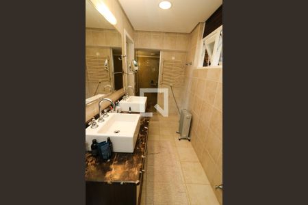 Casa à venda com 328m², 3 quartos e 2 vagasBanheiro da Suíte