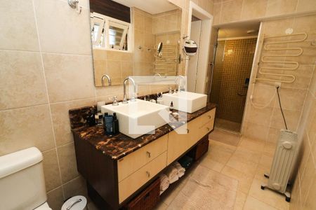 Casa à venda com 328m², 3 quartos e 2 vagasBanheiro da Suíte