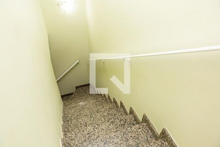 Casa à venda com 110m², 3 quartos e 2 vagas Casa à venda com 110m², 3 quartos e 2 vagasEscada