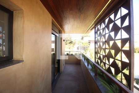 Casa de condomínio à venda com 494m², 4 quartos e 6 vagasVaranda