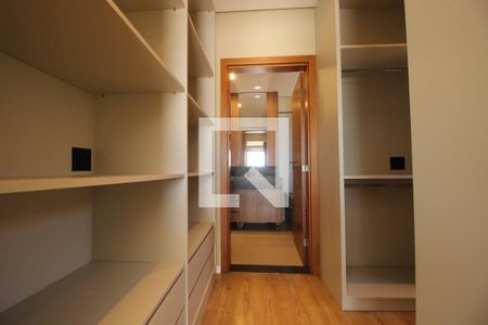 Casa de condomínio à venda com 494m², 4 quartos e 6 vagasCloset Quarto 4