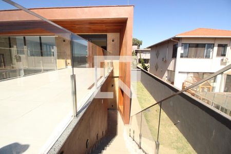 Casa de condomínio à venda com 494m², 4 quartos e 6 vagasEscada mirante