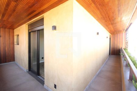 Casa de condomínio à venda com 494m², 4 quartos e 6 vagasVaranda