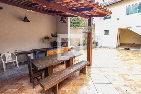 Casa à venda com 360m², 7 quartos e 4 vagasQuintal e Casa 2