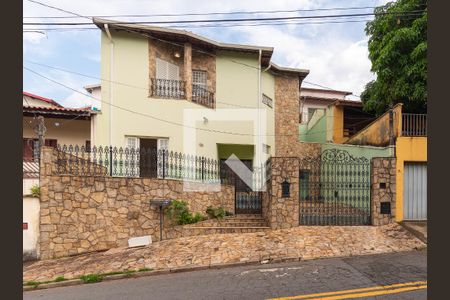 Casa à venda com 200m², 5 quartos e 4 vagas Casa à venda com 200m², 5 quartos e 4 vagasFachada