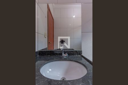 Banheiro Social de casa de condomínio para alugar com 2 quartos, 70m² em Santa Mônica, Belo Horizonte