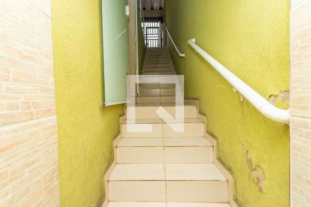 Casa à venda com 120m², 2 quartos e 2 vagas Casa à venda com 120m², 2 quartos e 2 vagasEscada entrada