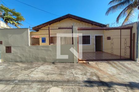 Casa à venda com 300m², 4 quartos e 2 vagas Casa à venda com 300m², 4 quartos e 2 vagasFachada
