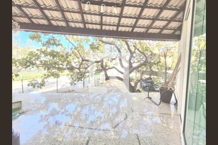 Casa à venda com 343m², 4 quartos e 2 vagas Casa à venda com 343m², 4 quartos e 2 vagasVaranda