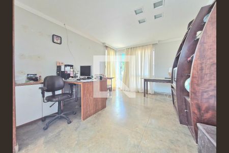 Casa à venda com 343m², 4 quartos e 2 vagas Casa à venda com 343m², 4 quartos e 2 vagasEscritório