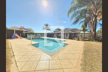 Casa à venda com 343m², 4 quartos e 2 vagas Casa à venda com 343m², 4 quartos e 2 vagasPiscina