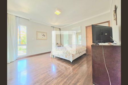 Casa à venda com 343m², 4 quartos e 2 vagas Casa à venda com 343m², 4 quartos e 2 vagasSuíte 4