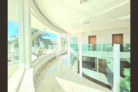 Casa à venda com 343m², 4 quartos e 2 vagas Casa à venda com 343m², 4 quartos e 2 vagasHall