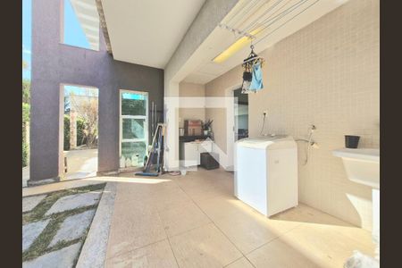 Casa à venda com 343m², 4 quartos e 2 vagas Casa à venda com 343m², 4 quartos e 2 vagasÁrea de serviço