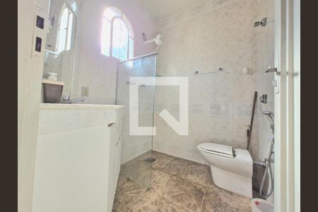 Casa à venda com 343m², 4 quartos e 2 vagas Casa à venda com 343m², 4 quartos e 2 vagasBanheiro social