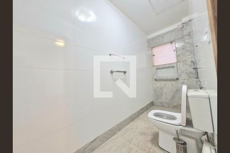 Casa à venda com 343m², 4 quartos e 2 vagas Casa à venda com 343m², 4 quartos e 2 vagasBanheiro da Suíte 1