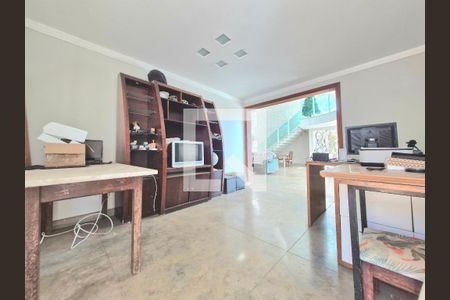 Casa à venda com 343m², 4 quartos e 2 vagas Casa à venda com 343m², 4 quartos e 2 vagasEscritório