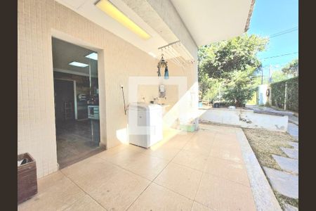 Casa à venda com 343m², 4 quartos e 2 vagas Casa à venda com 343m², 4 quartos e 2 vagasÁrea comum