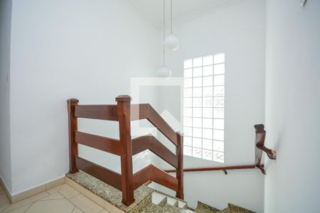 Casa à venda com 175m², 4 quartos e 4 vagas Casa à venda com 175m², 4 quartos e 4 vagasEscada