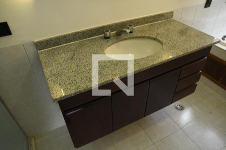 Casa de condomínio para alugar com 285m², 6 quartos e 4 vagasBanheiro da Suíte 2