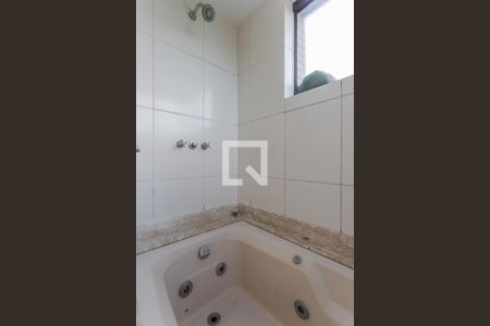 Banheiro de apartamento à venda com 1 quarto, 64m² em Bela Vista, Porto Alegre