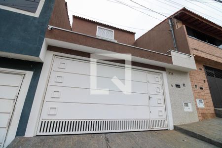 Casa à venda com 70m², 2 quartos e 2 vagasFachada
