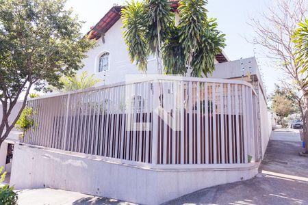 Casa à venda com 250m², 5 quartos e 2 vagasFachada