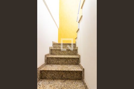 Casa à venda com 230m², 5 quartos e 2 vagasEscada