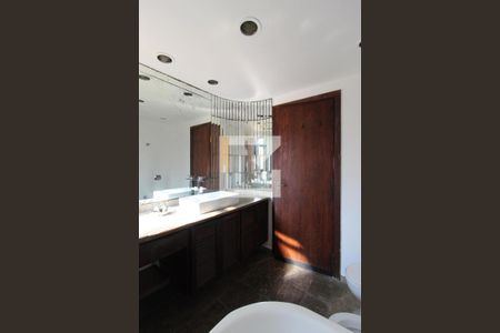 Apartamento à venda com 210m², 3 quartos e 4 vagasBanheiro da Suíte