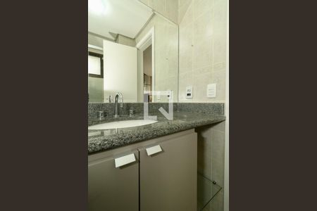 Banheiro de apartamento à venda com 1 quarto, 52m² em Três Figueiras, Porto Alegre