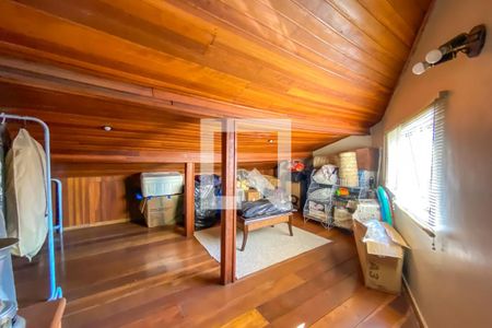 Casa à venda com 240m², 4 quartos e 2 vagasSótão