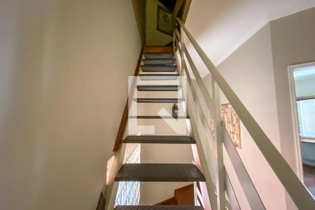 Casa à venda com 240m², 4 quartos e 2 vagasEscada sótão