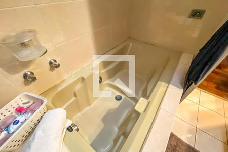 Casa à venda com 240m², 4 quartos e 2 vagasBanheiro da Suíte 1