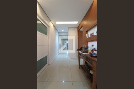 Corredor de apartamento à venda com 3 quartos, 140m² em Cambuí, Campinas