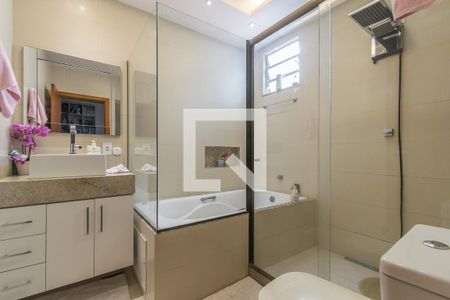 Casa à venda com 180m², 5 quartos e 5 vagas Casa à venda com 180m², 5 quartos e 5 vagasCasa frente - Banheiro