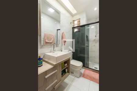 Casa à venda com 180m², 5 quartos e 5 vagas Casa à venda com 180m², 5 quartos e 5 vagasCasa fundos - Banheiro