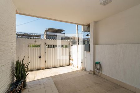 Casa à venda com 180m², 5 quartos e 5 vagas Casa à venda com 180m², 5 quartos e 5 vagasVaranda da Frente