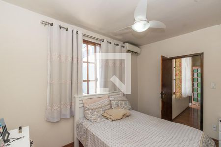 Casa à venda com 180m², 5 quartos e 5 vagas Casa à venda com 180m², 5 quartos e 5 vagasCasa fundos - Quarto 1