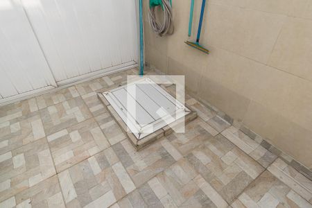 Casa à venda com 180m², 5 quartos e 5 vagas Casa à venda com 180m², 5 quartos e 5 vagasCasa frente - Lavanderia - Cisterna