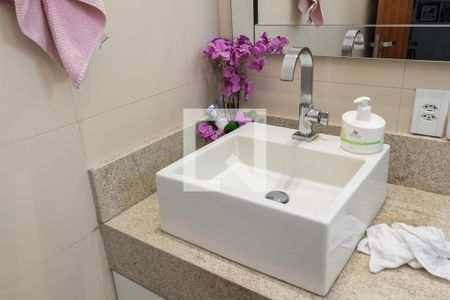 Casa à venda com 180m², 5 quartos e 5 vagas Casa à venda com 180m², 5 quartos e 5 vagasCasa frente - Banheiro