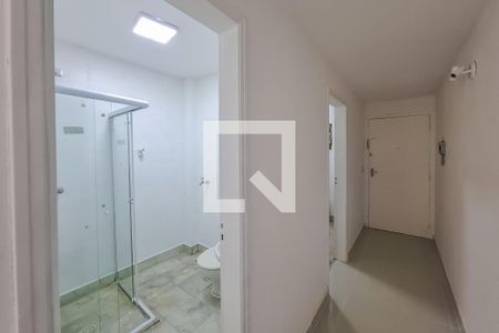 Banheiro de kitnet/studio para alugar com 1 quarto, 40m² em Liberdade, São Paulo